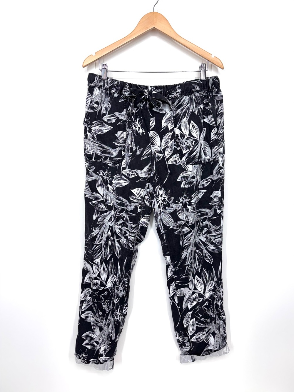C&C California Charcoal Black & White Tropical Leaf Lyocel Cropped Summer Pants
